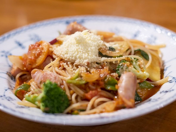 あらびきウィンナーと野菜のパスタ
